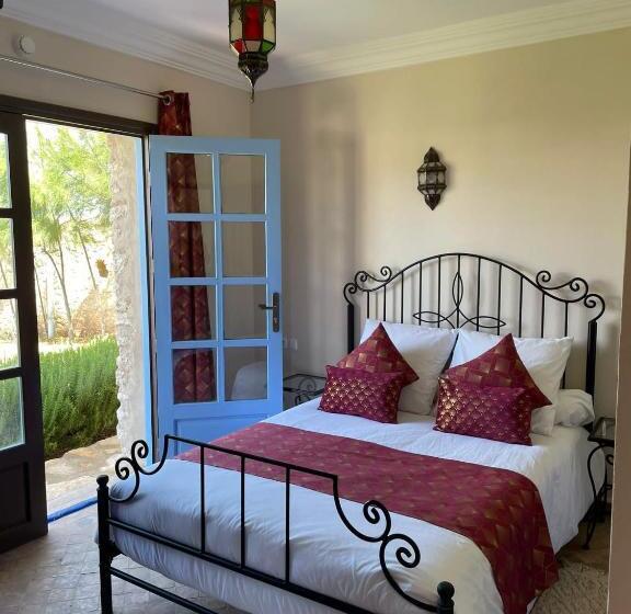 패밀리 룸, Dar Yanis