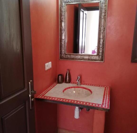 패밀리 룸, Dar Yanis