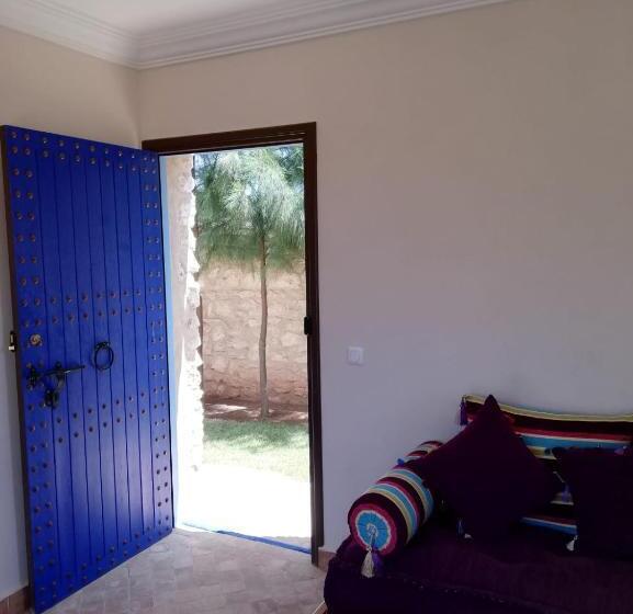 패밀리 룸, Dar Yanis