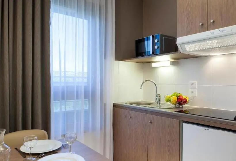 Standard Kolmen Hengen Huone, Nehô Suites Porte De Genève   Gare Annemasse