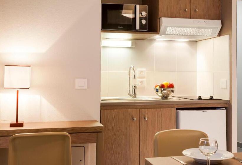 חדר סטנדרט לשלושה, Nehô Suites Porte De Genève   Gare Annemasse