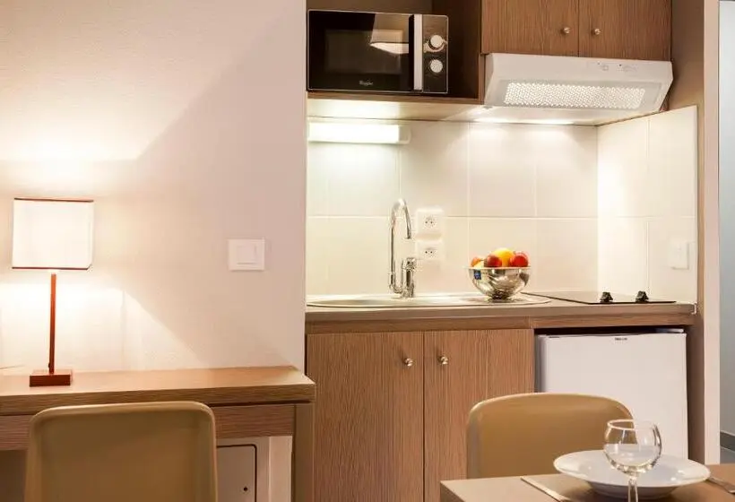 Standard Kolmen Hengen Huone, Nehô Suites Porte De Genève   Gare Annemasse