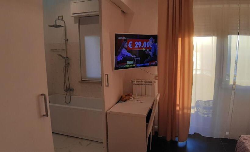 اتاق لوکس با چشم‌انداز دریا, B&b Diamond
