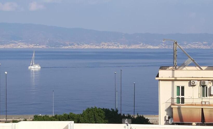 اتاق لوکس با چشم‌انداز دریا, B&b Diamond