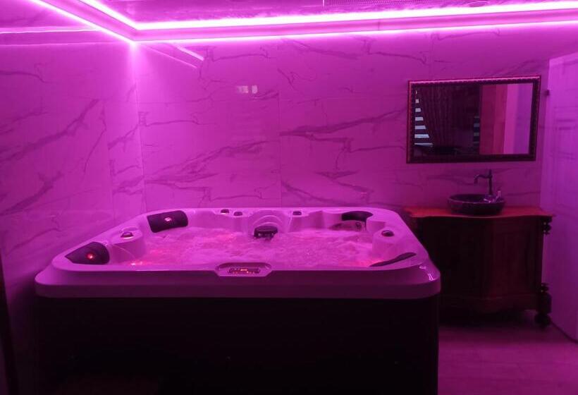 キングサイズベッドのデラックスルーム, възрожденски комплекс чардакъ сопот