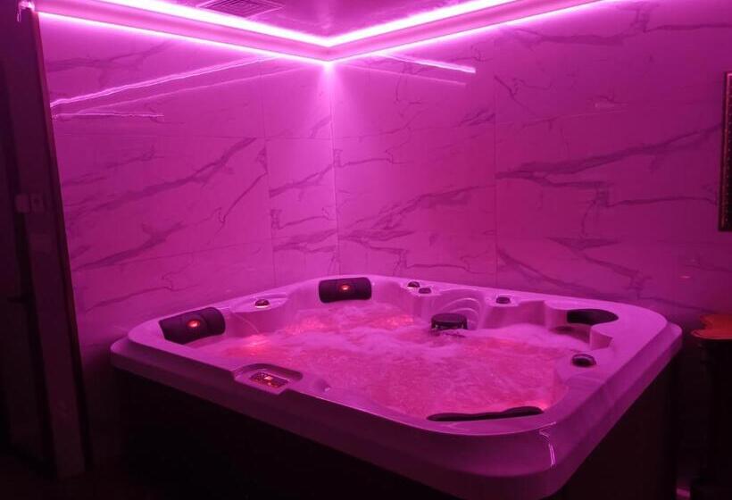 キングサイズベッドのデラックスルーム, възрожденски комплекс чардакъ сопот