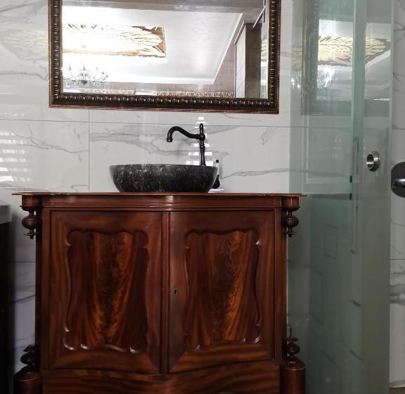 キングサイズベッドのデラックスルーム, възрожденски комплекс чардакъ сопот