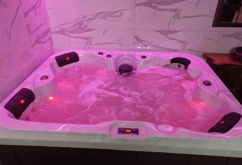 キングサイズベッドのデラックスルーム, възрожденски комплекс чардакъ сопот