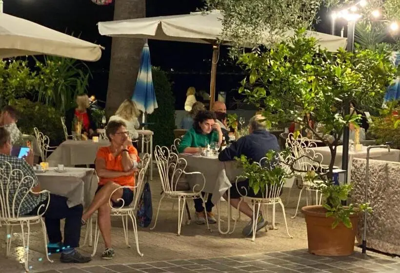 Juniorsviitti Järvinäkymä, Albergo Bellavista