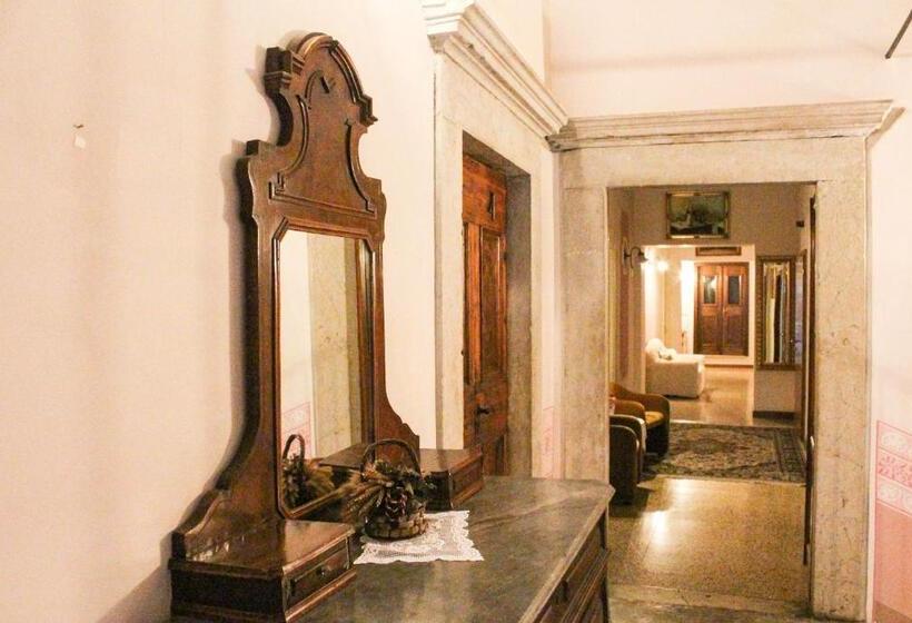 سوییت جونیور با چشم‌انداز دریاچه, Albergo Bellavista