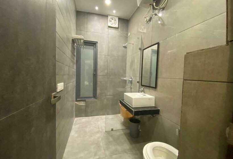 スタンダードルーム, The Retro Regency