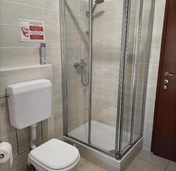 اتاق سه‌نفرۀ استاندارد با سرویس بهداشتی بیرون از اتاق, Guesthouse127