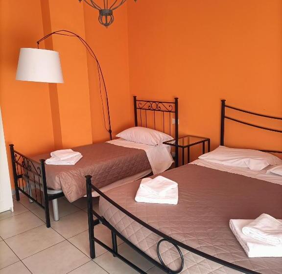 اتاق سه‌نفرۀ استاندارد با سرویس بهداشتی بیرون از اتاق, Guesthouse127