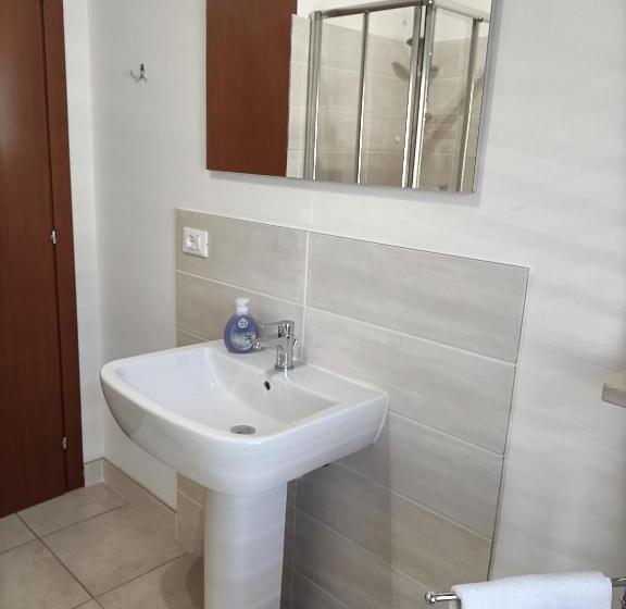 اتاق سه‌نفرۀ استاندارد با سرویس بهداشتی بیرون از اتاق, Guesthouse127