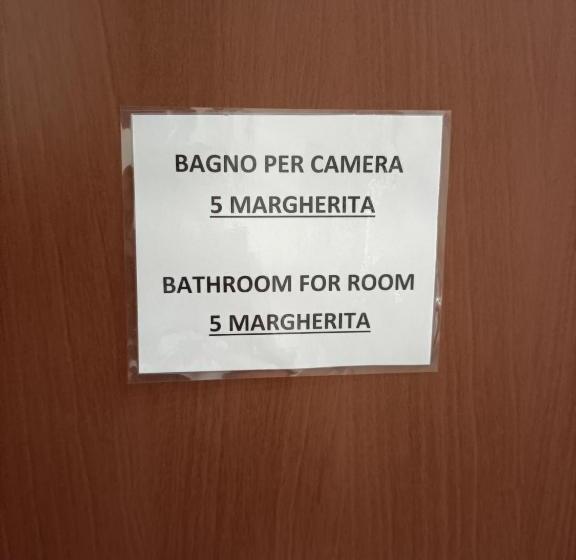 اتاق سه‌نفرۀ استاندارد با سرویس بهداشتی بیرون از اتاق, Guesthouse127