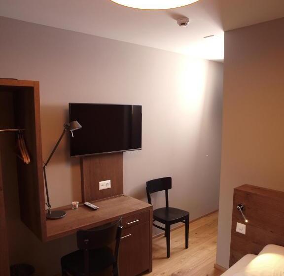 غرفة قياسية فردية, Bären