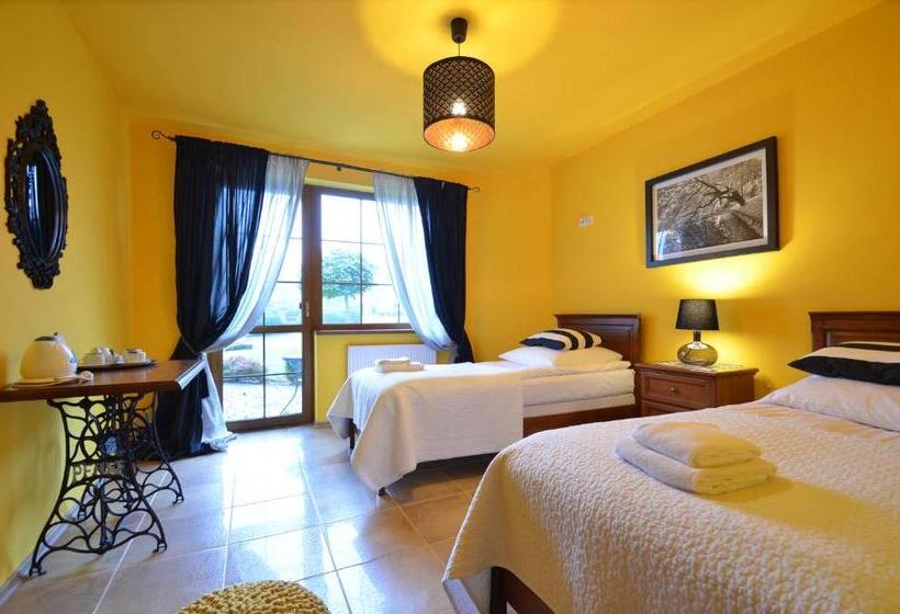 Люкс, Dworek Nad Regą