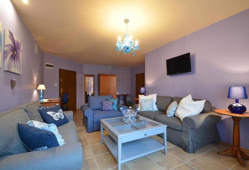 Люкс, Dworek Nad Regą