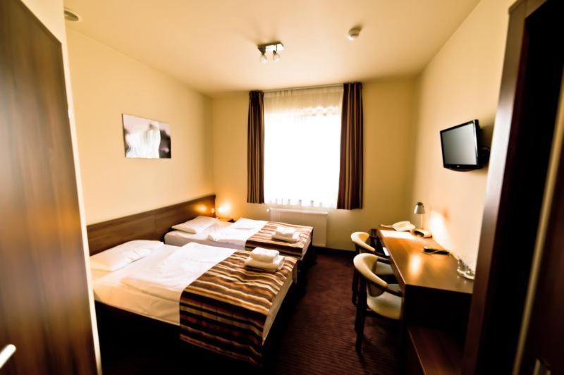 חדר סטנדרט לשלושה, Esperanto