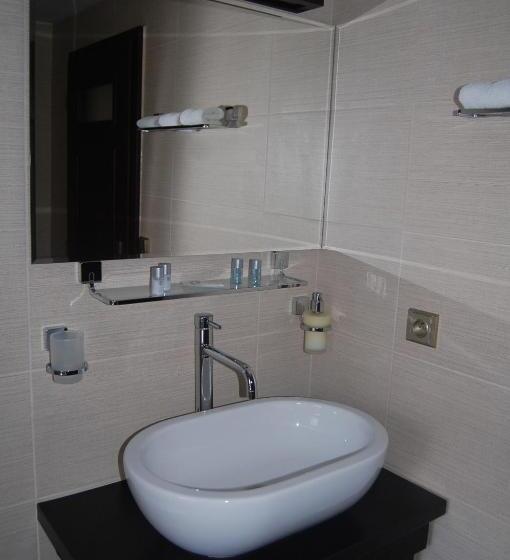 חדר סטנדרט לשלושה, Ján