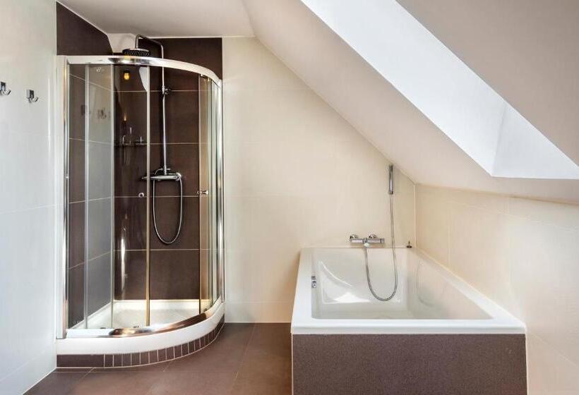 Family Suite, Ján