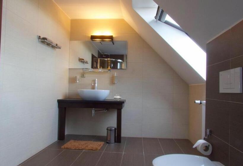 מיטת קינג בסוויטה, Ján