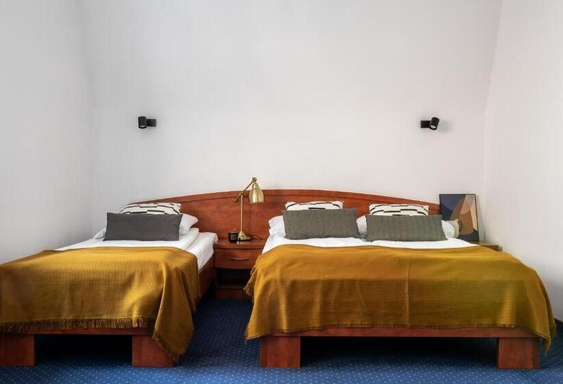 Номер Стандарт Трехместный, Oberża Pod Różą Restauracja, Sauny, Jacuzzi