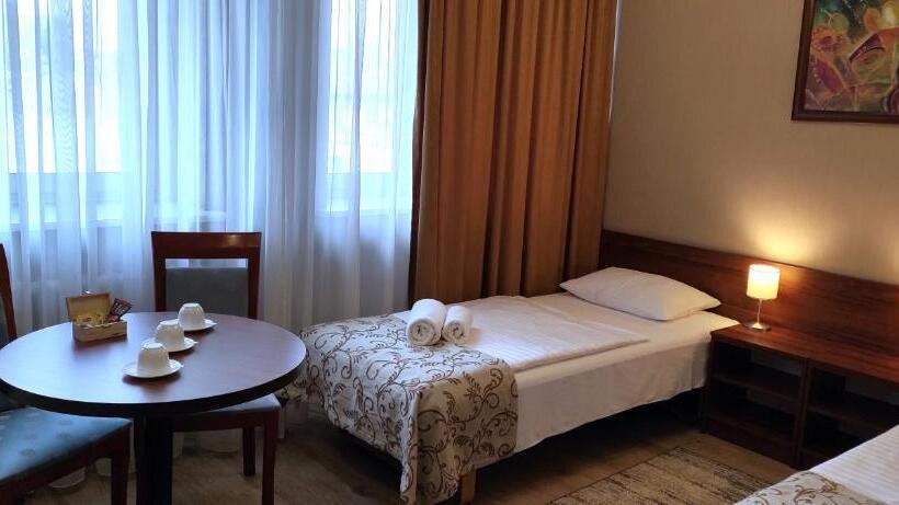 اتاق استاندارد سه نفره, Polonia