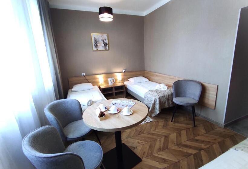 اتاق استاندارد سه نفره, Polonia