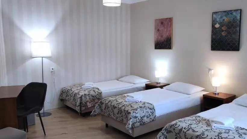 スタンダード４人部屋, Polonia