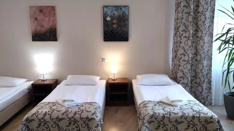 スタンダード４人部屋, Polonia