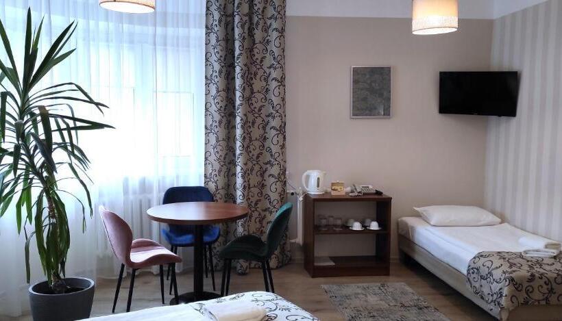 اتاق استاندارد چهار تخته, Polonia