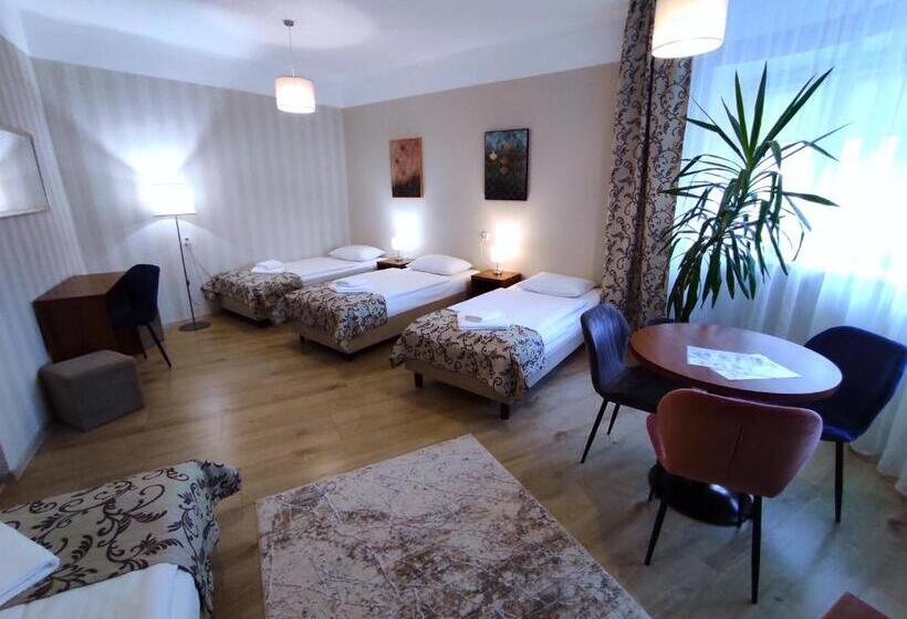 اتاق استاندارد چهار تخته, Polonia