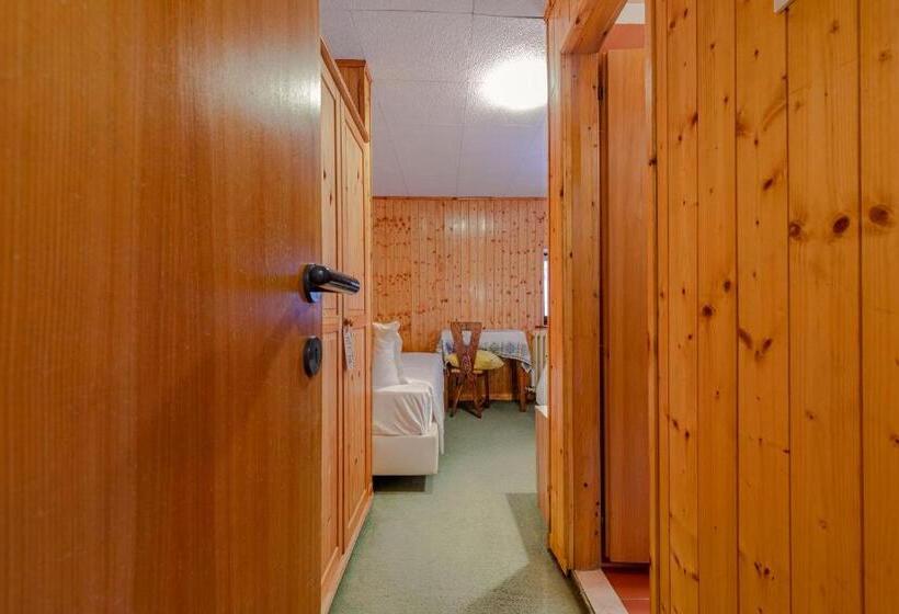 Comfort room with mountain view, Signal