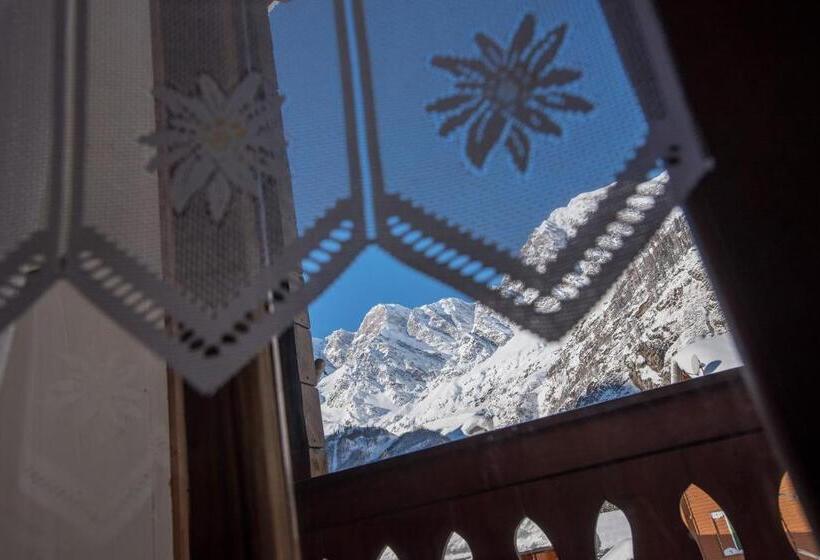 Comfort room with mountain view, Signal