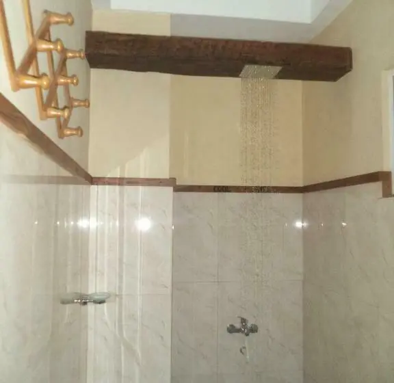 اتاق لوکس, Lily Bank Cottage