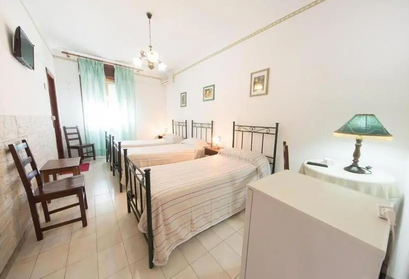 Standard Kolmen Hengen Huone, Albergo Europa