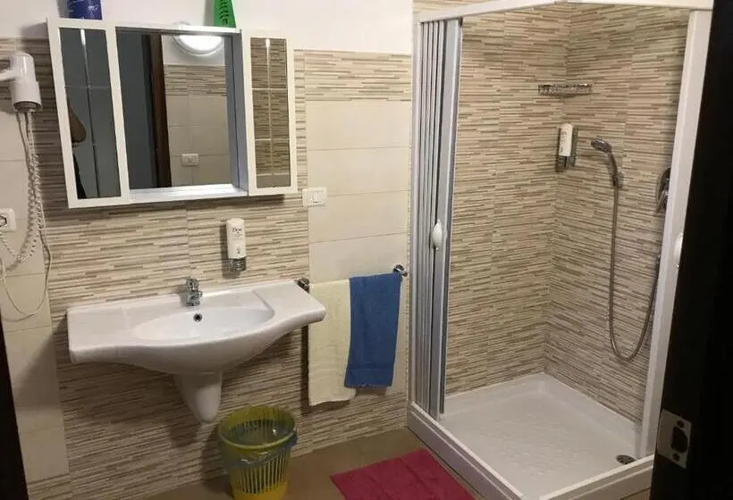 Perhehuone, Albergo Europa