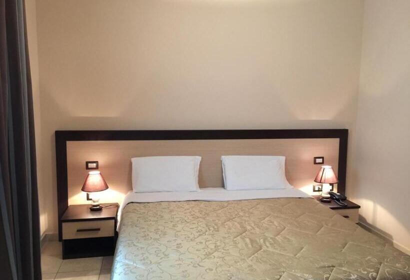 Номер Стандарт, De La Ville Relais