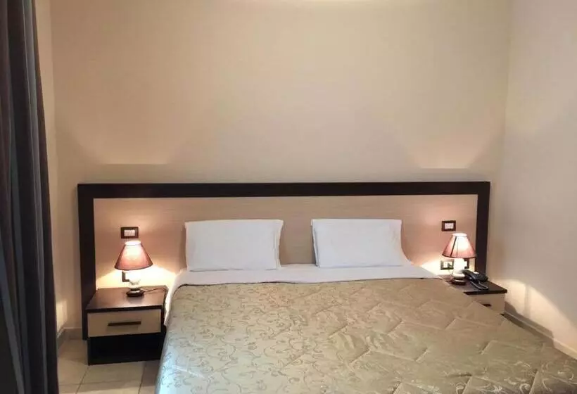Camera Standard, De La Ville Relais