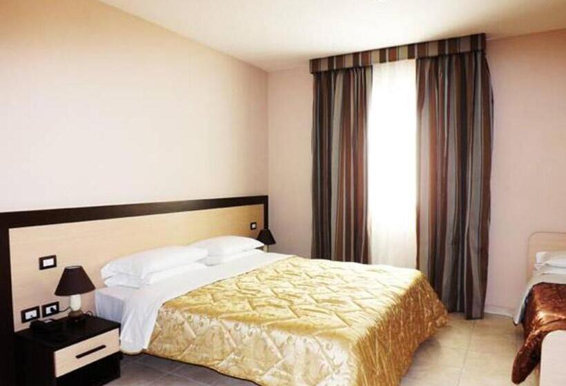 Номер Стандарт Трехместный, De La Ville Relais