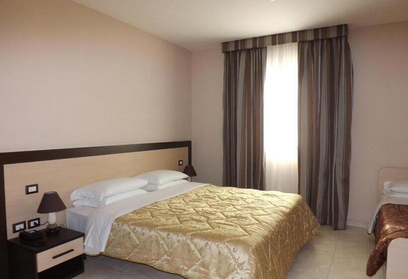 Номер Стандарт Трехместный, De La Ville Relais