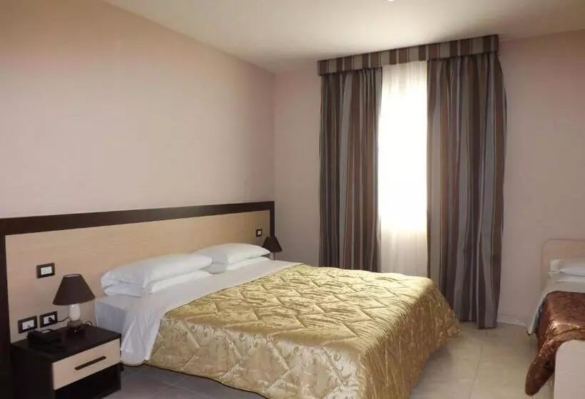 Camera Tripla Standard, De La Ville Relais