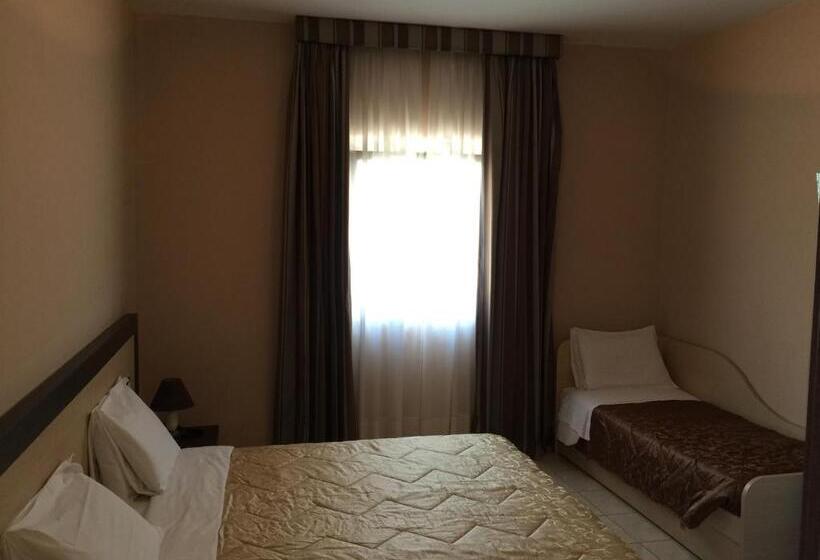 Номер Стандарт Трехместный, De La Ville Relais