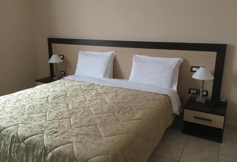 Номер Стандарт, De La Ville Relais