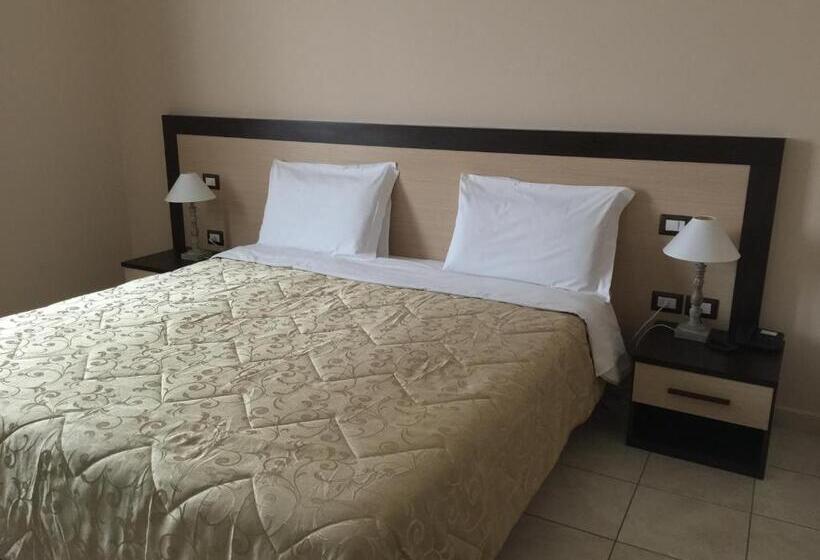 Номер Стандарт Адаптированный для Инвалидов, De La Ville Relais