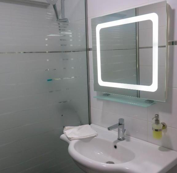 דירת חדר, Albizia