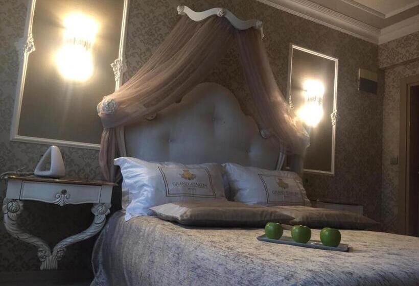 جناح, Grand Atakum