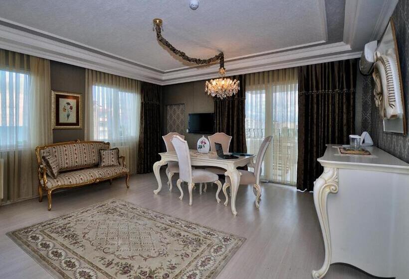 جناح, Grand Atakum