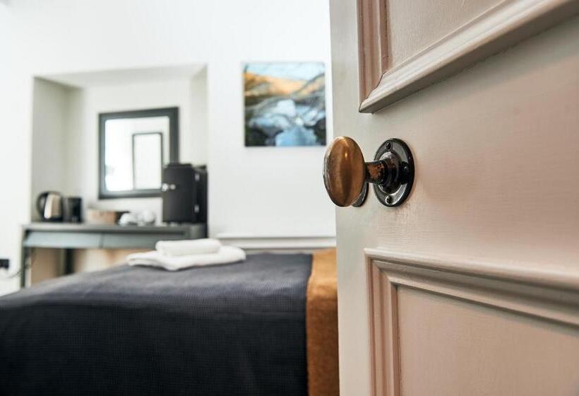 غرفة كلاسيكية فردية, The Brown S